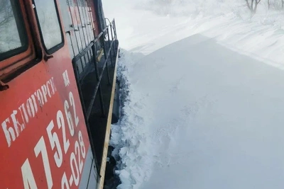 Медики добрались на тепловозе к застрявшему в метель поезду