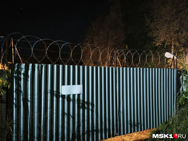 Завод защищен колючей проволокой | Источник: Михаил Мечев / MSK1.RU