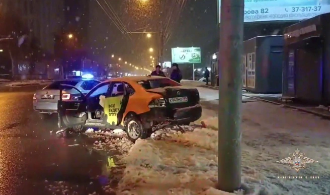 Сбивший толпу людей в Новосибирске пьяный лихач на каршеринге не имел прав. Суд отправил его под домашний арест | Источник: официальный представитель МВД России Ирина Волк