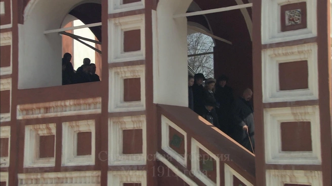 В одной из сцен можно заметить вход в Михайло-Архангельский гарнизонный храм | Источник: сериал «Котовский» (18+), режиссер Станислав Назиров, 2009 год / «Синемафор», Star Media