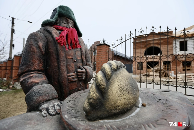 Памятник пельменю появился у входа спустя несколько лет после открытия комплекса. Радует, что и соседние здания начали приводить в порядок, глядя на успешный опыт | Источник: Наталья Лапцевич / 74.RU