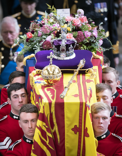 Похороны Елизаветы II: 25 фото безутешной Меган Маркл, плачущей Кейт Миддлтон и растерянных корги