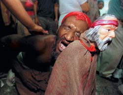 После революции было запрещено устраивать официальные шествия с выносом изображений святых из церкви. Зато никто не мешает последователям сантерии носить по улицам изображения, купленные в специальных магазинах | Источник: HERIBERTO RODRIGUEZ/REUTERS