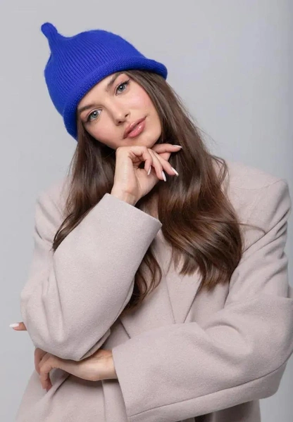 Яркая шапка&nbsp;&mdash; главный зимний аксессуар: 8 моделей от российских дизайнеров