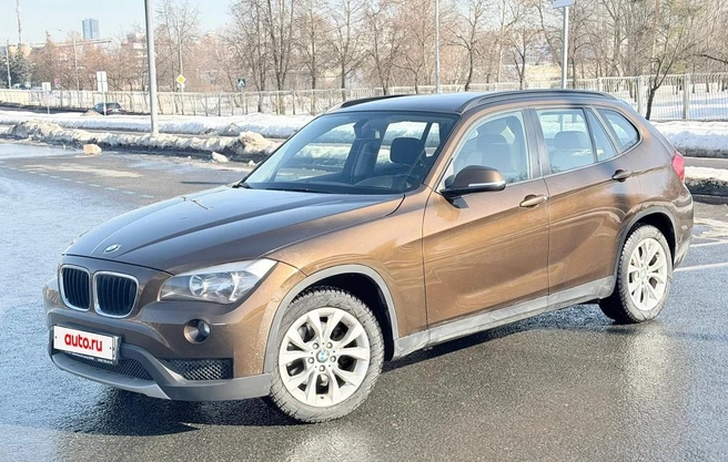 BMW X1&nbsp;2013 года выпуска за 1,349&nbsp;млн рублей: у него 2-литровый мотор (150&nbsp;л.&nbsp;с.), шестиступенчатый автомат и задний привод (бывают и полноприводные). Указанный пробег&nbsp;— 132 тысячи километров | Источник: Auto.ru