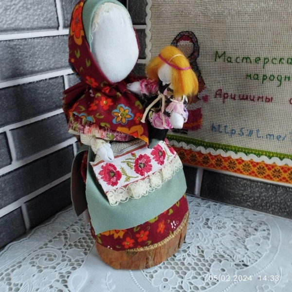 Сначала Арина сворачивала классические «мотанки»&nbsp;— обережные куклы, которые создают, обматывая лоскутами ткани березовое поленце | Источник: читательница НГС Арина