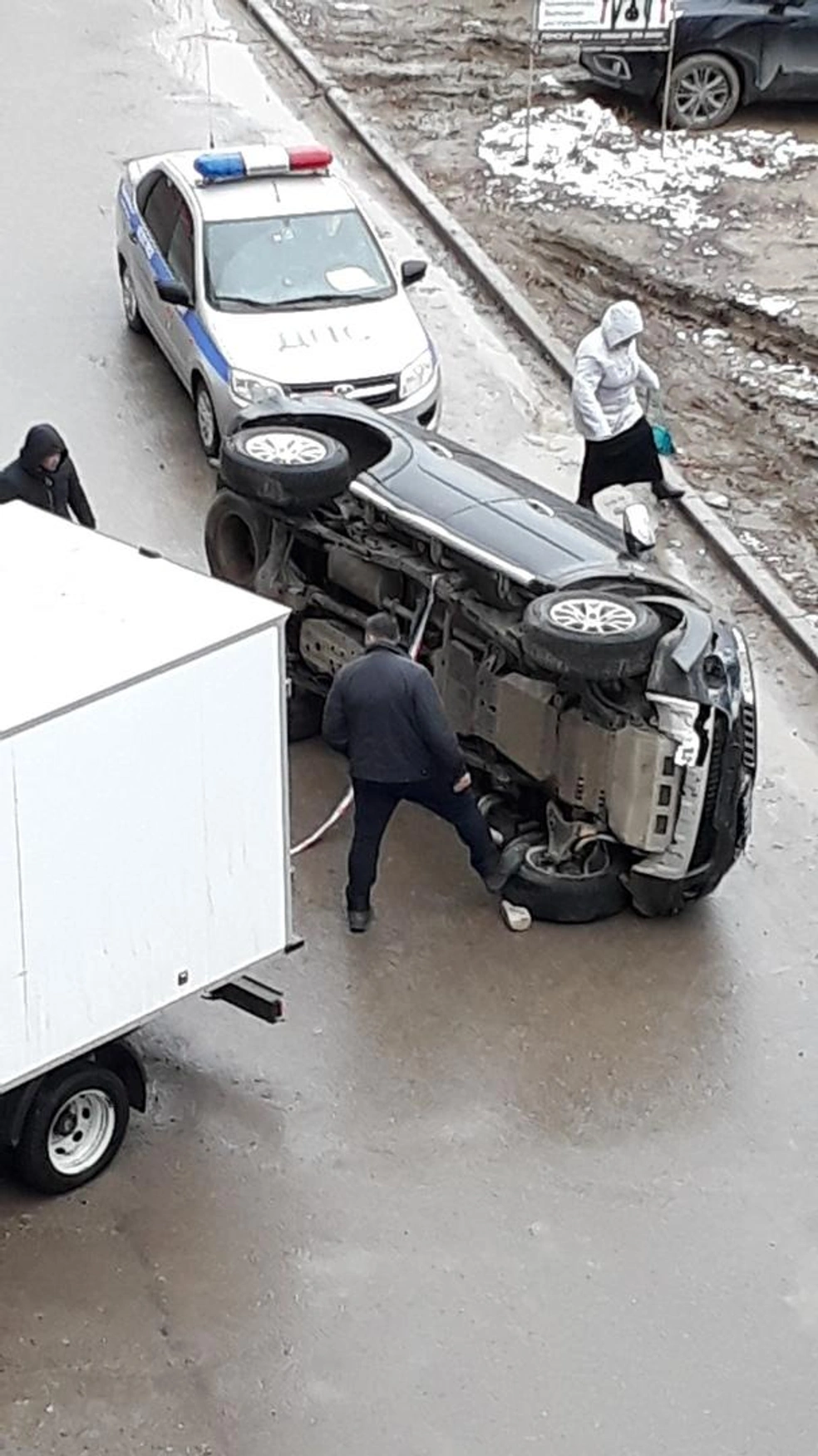 Mitsubishi Pajero перевернулся на бок у «Зеленого кольца» в Волгограде - 13  марта 2019 - V1.ру