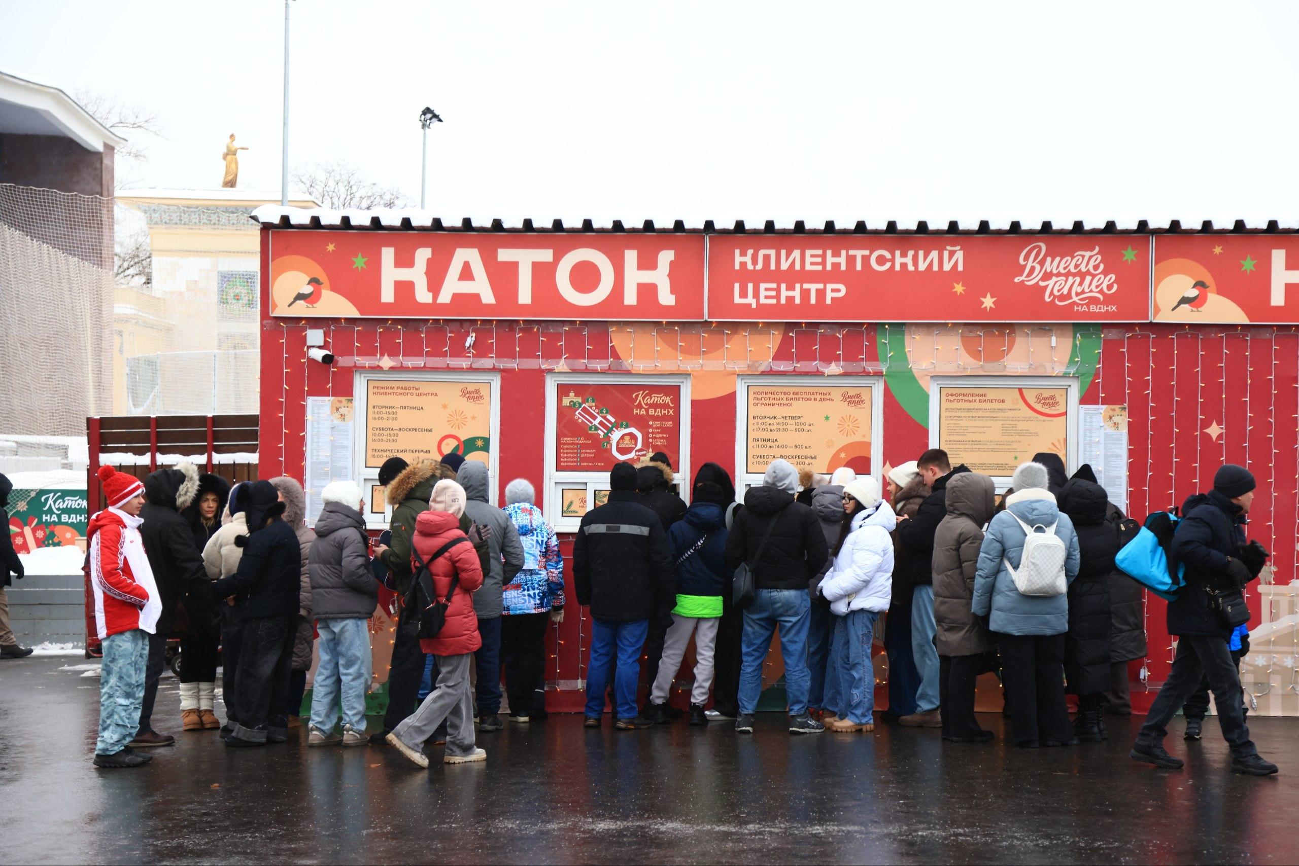 Фото очередей у клиентского центра ВДНХ в будний день (слева) и новогодние каникулы (справа) | Источник: Татьяна Спиридонова / MSK1.RU