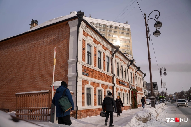 Дом мещанина Ивана Замятина появился в Тюмени в конце позапрошлого столетия. В 2022 году, когда часть постройки рухнула, началась долгожданная реконструкция | Источник: Илья Чикотин / 72.RU 