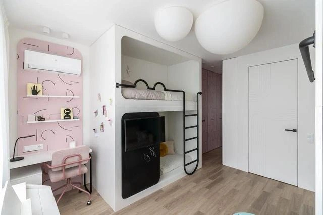 Дизайны под дерево и камень не выходят из моды&nbsp;— интерьер остается актуальным даже спустя десятилетия | Источник: Fargo 