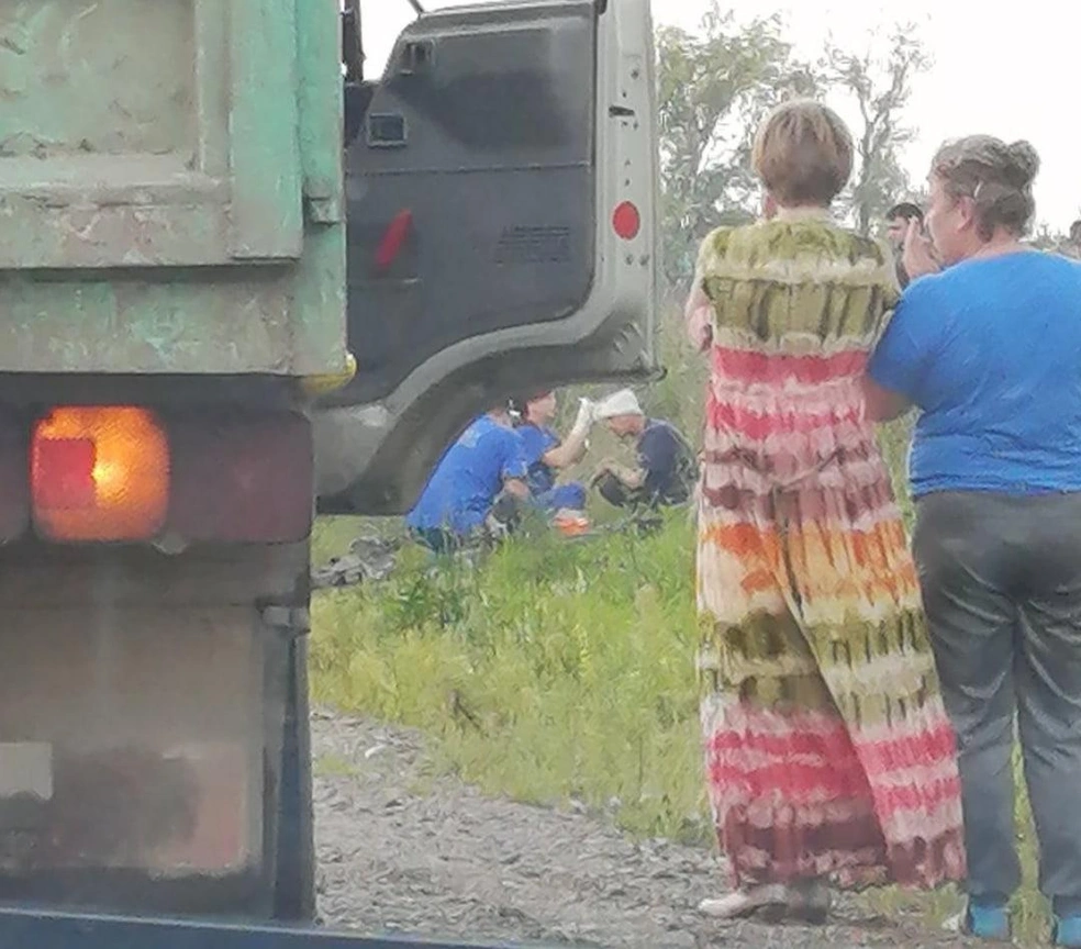 Водитель и пассажир мусоровоза доставлены в больницу | Источник: «ЧП Лесосибирск» / Vk.com