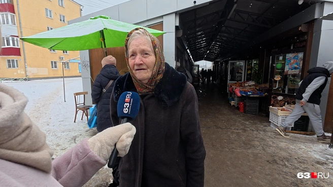 — Экономим на всём, — говорит пенсионерка, представившаяся бабушкой Машей.— Конкретно на чем?— Конкретно на всём. Где подешевле берем. Фрукты иногда знакомые продавцы откладывают помягче мне: зубов уже нет. Мясо мне по здоровью нельзя | Источник: Алексей Ногинский / 63.RU