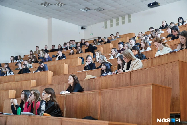 Уже в сентябре первокурсники войдут в стены вузов за новыми знаниями | Источник: Александр Ощепков / NGS.RU