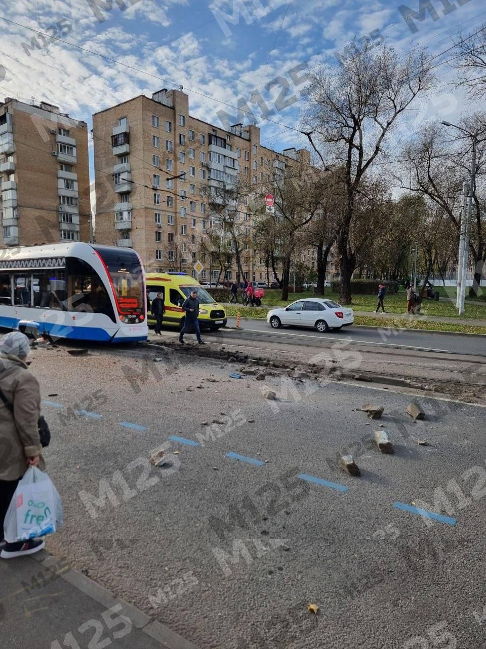 «Авария, езжайте на автобусе». На севере Москвы трамвай сошел в путей — пассажирка выпала на дорогу