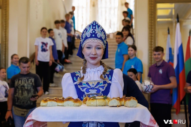 Караваем, к слову, встречали и прибывшую еще несколько дней назад сборную Буркина-Фасо | Источник: Алексей Волхонский / V1.RU