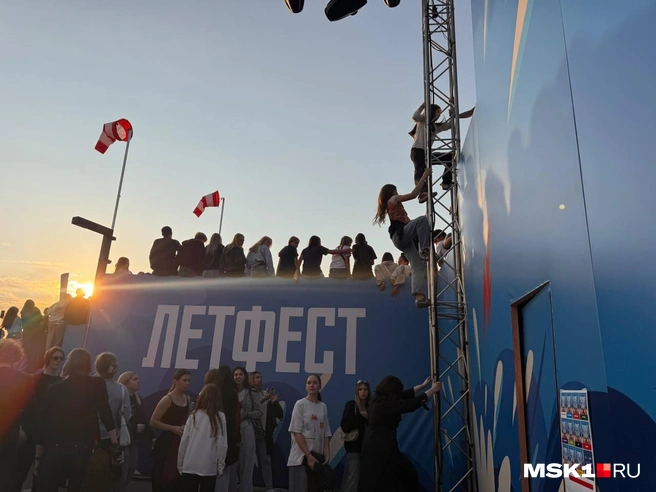 Попытки фанаток поближе рассмотреть кумира  | Источник: Кристина Геворкян / MSK1.RU