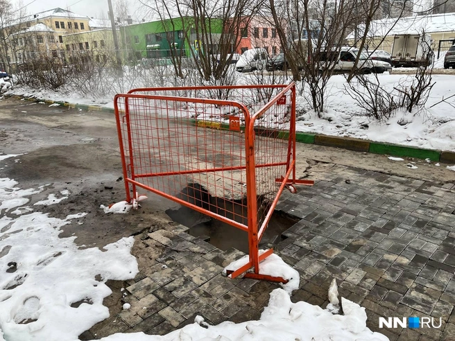 Такие же провалы встречаются на соседних улицах | Источник: Алексей Сапожков