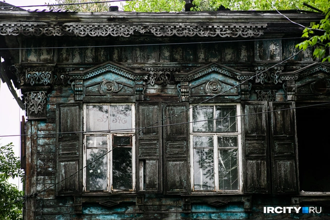 Некоторые домики будто созданы, чтобы снимать хоррор. Правда, конкретно этот пострадал от пожара | Источник: Ксения Филимонова / «ИрСити»