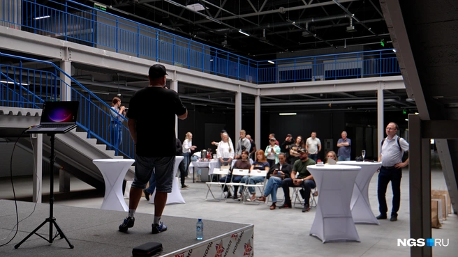Презентация «Монарха» для журналистов проходила в холле «Нордмолла», где Алексей Пономаренко планирует запустить завод по производству автомобиля | Источник: Антон Дигаев / NGS.RU