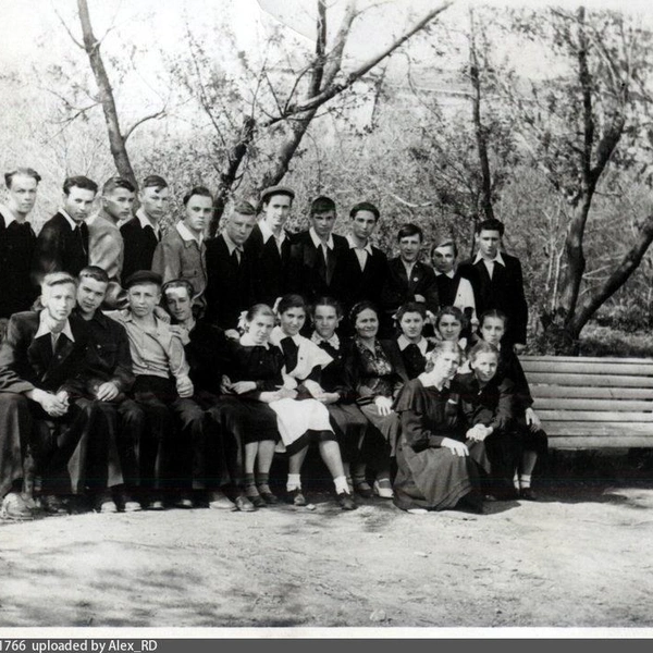 Выпускники 10 «1» класса школы № 19 в 1956 году | Источник: pastvu.com