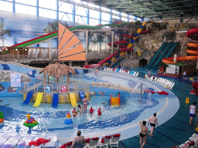 Гости аквапарка столкнулись с невозможностью приобрести билеты в кассах. | Источник: Артем Устюжанин / E1.RU