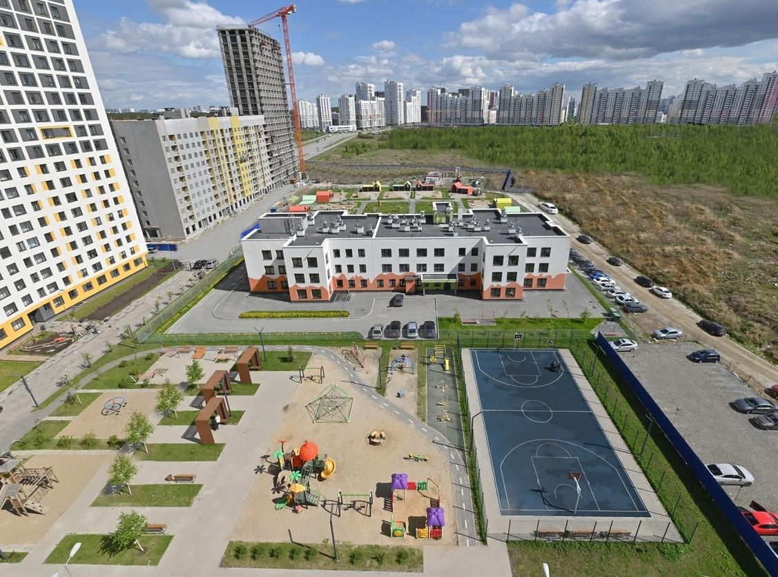 Два крайних дома справа&nbsp;— это третья и четвертая очереди, в последней из них недавно стартовали продажи | Источник: «Астра»