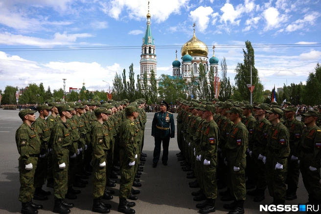 А завершили курсанты военного учебного центра при техническом университете | Источник: Евгений Софийчук / NGS55.RU 