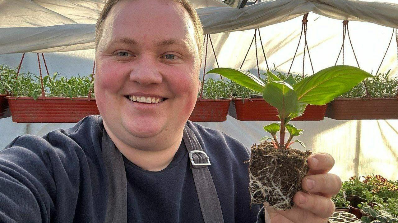 «Подсаживаю людей на растениеводство»: как агроном стал популярным блогером. Видео