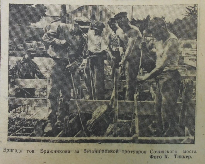 Бригада Бражникова бетонирует тротуары моста  | Источник: предоставлено Владимиром Костиниковым 