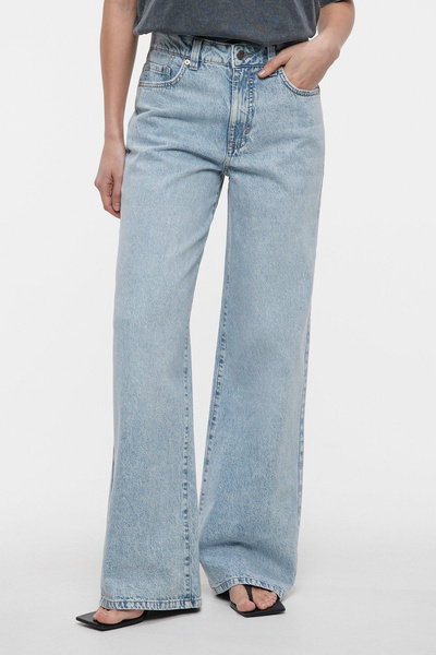 Широкие джинсы с заниженной посадкой