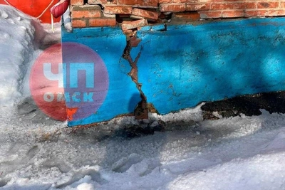 Стена дома обрушилась в Омске после потепления