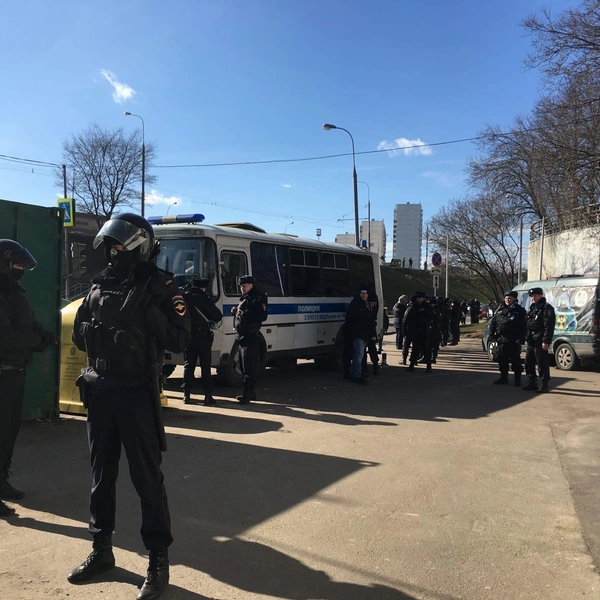 Не обращали внимания сабуровцы и на усиления полиции, которую стягивали в район | Источник: Мария Кузнецова / Сабурово / VK.com