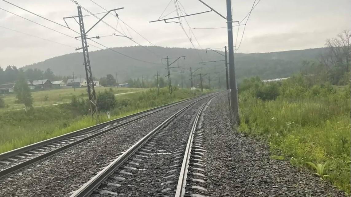В Челябинской области две женщины попали под грузовой поезд, одна из них погибла