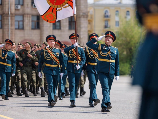 Прохождение парадных расчетов продолжалось. | Источник: Алексей Волхонский / V1.RU