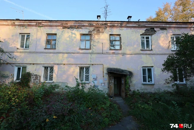 Со двора эти же дома выглядят не так «гламурно» | Источник: Наталья Лапцевич