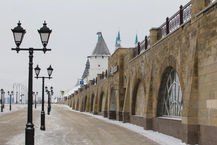 Безлюдная улица у Казанского кремля зимой | Источник: KONSTANTIN_SHISHKIN/Shutterstock/Fotodom.ru