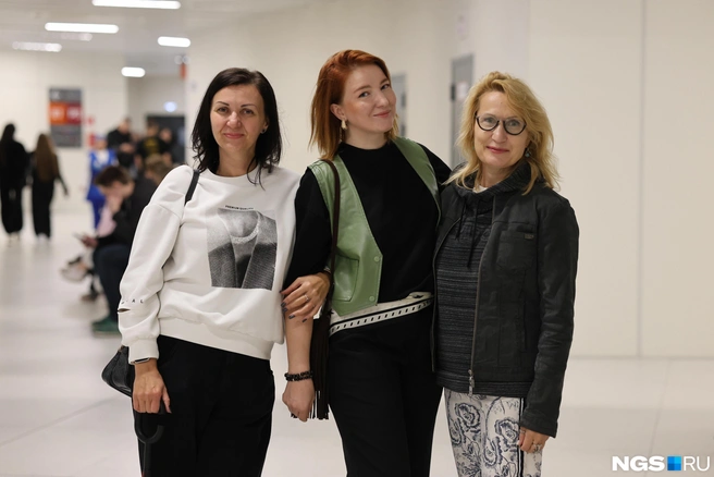 Оля с подругами, которые решили поддержать ее в исполнении мечты | Источник: Мария Тищенко / NGS.RU