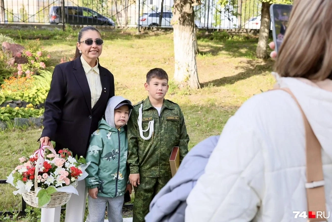 Для многих родителей приходить с букетами в школу — это традиция | Источник: Михаил Шилкин