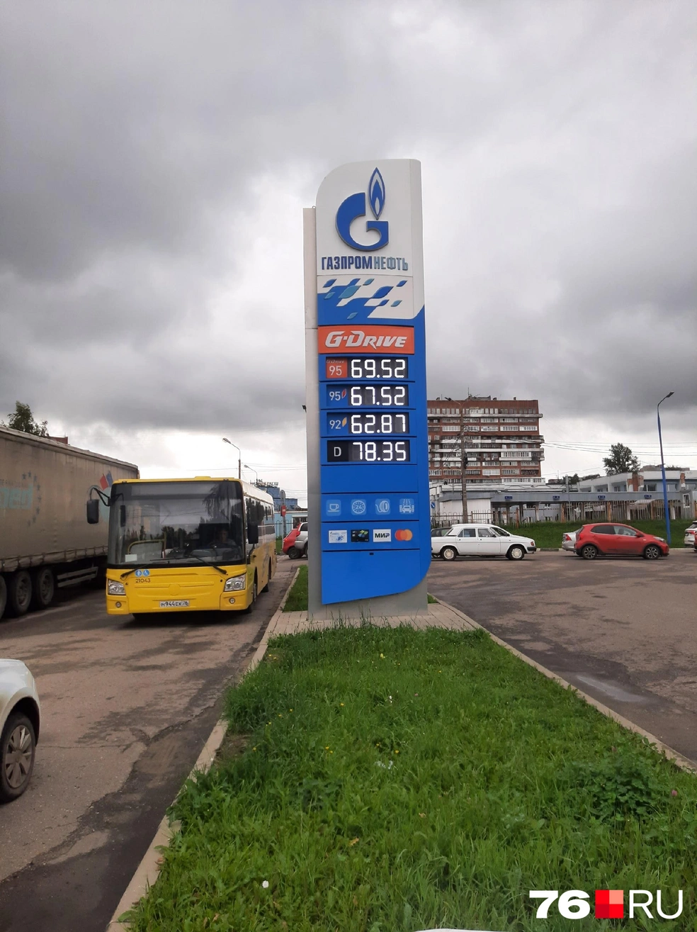 На заправке «Газпромнефть» в наличии 92-й, 95-й бензин и дизельное топливо | Источник: Екатерина Лещенкова / 76.RU