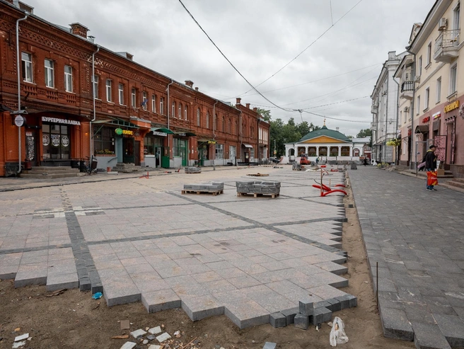 На Депутатской тоже начали мощение плиткой | Источник: Александр Куренной / 76.RU