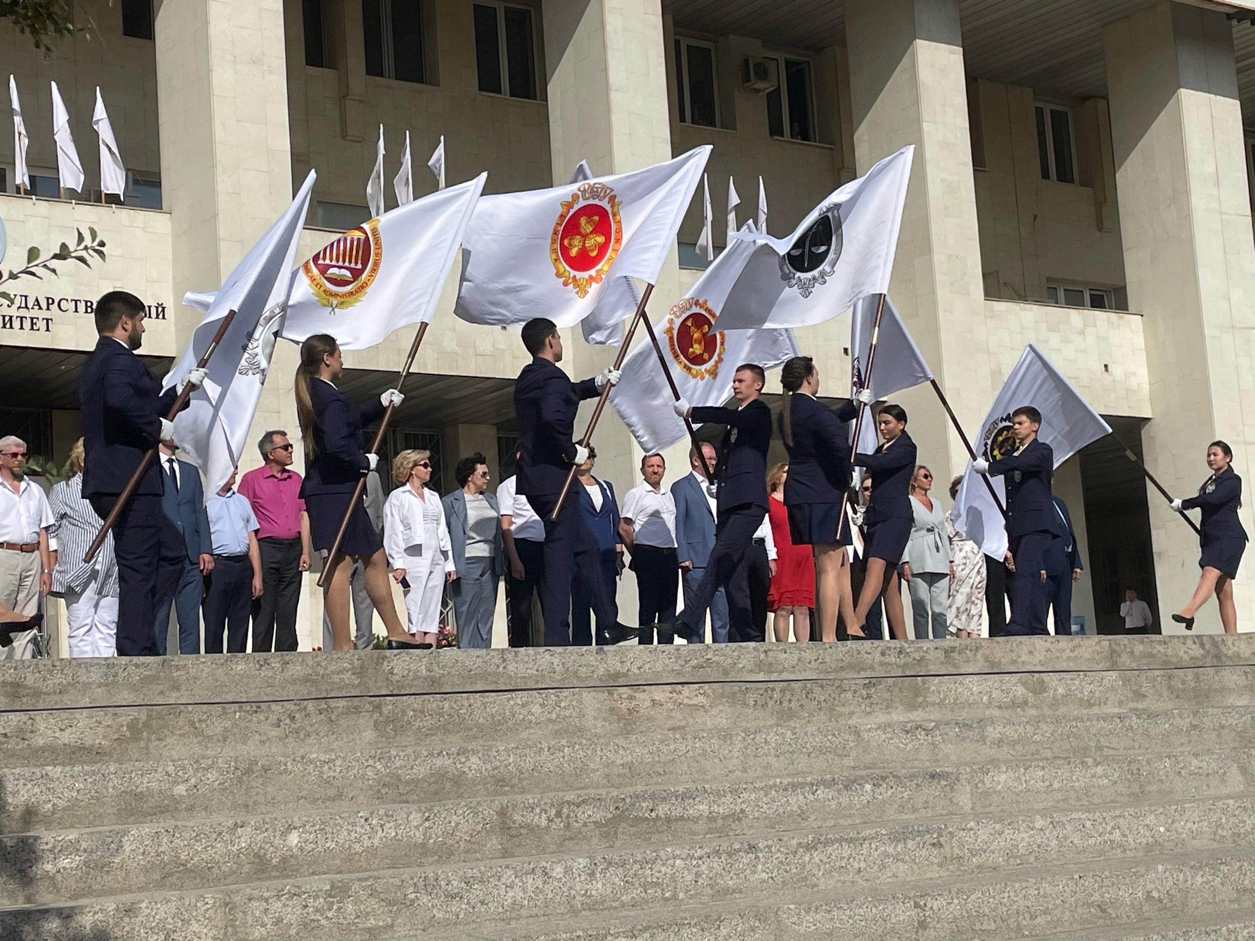 В Волгограде первокурсница вуза потеряла сознание на линейке в честь Дня Знаний