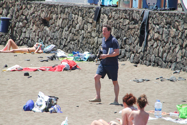 Британский премьер, как простой смертный, шагает на пляж, где подвергся нападению