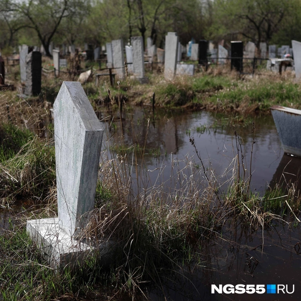 Многие могилы ушли под воду | Источник: Евгений Софийчук / NGS55.RU