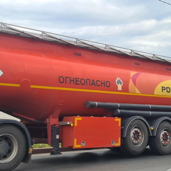 По пути на АЗС, расположенную на Зубковой, я увидела три бензовоза | Источник: Светлана Коновалова / YA62.RU