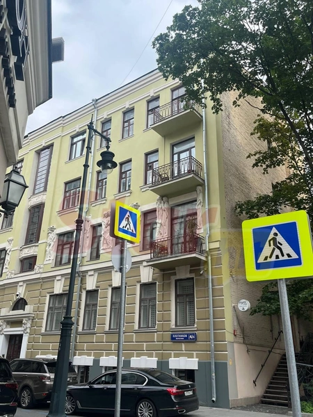 Квартира расположена на 5-м этаже, балкон выходит на Плотников переулок