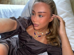 Внучка Маслякова в смелом корсете вышла на связь после месяцев тишины — как она выглядит сегодня