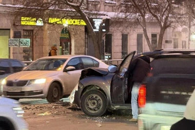 Crash between two crossovers causes massive traffic jam in central Yekaterinburg