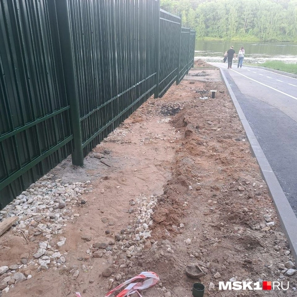 Рядом с забором планируют установить фонари | Источник: Арина Майорова / MSK1.RU