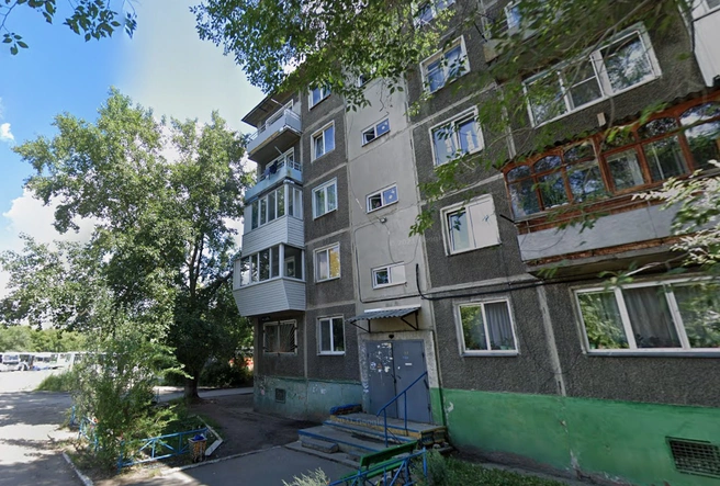 Панельная пятиэтажка, где находится старая квартира семьи | Источник: Google Maps