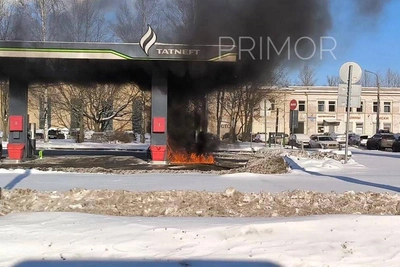 Заправку на Савушкина подожгли, облив бензином